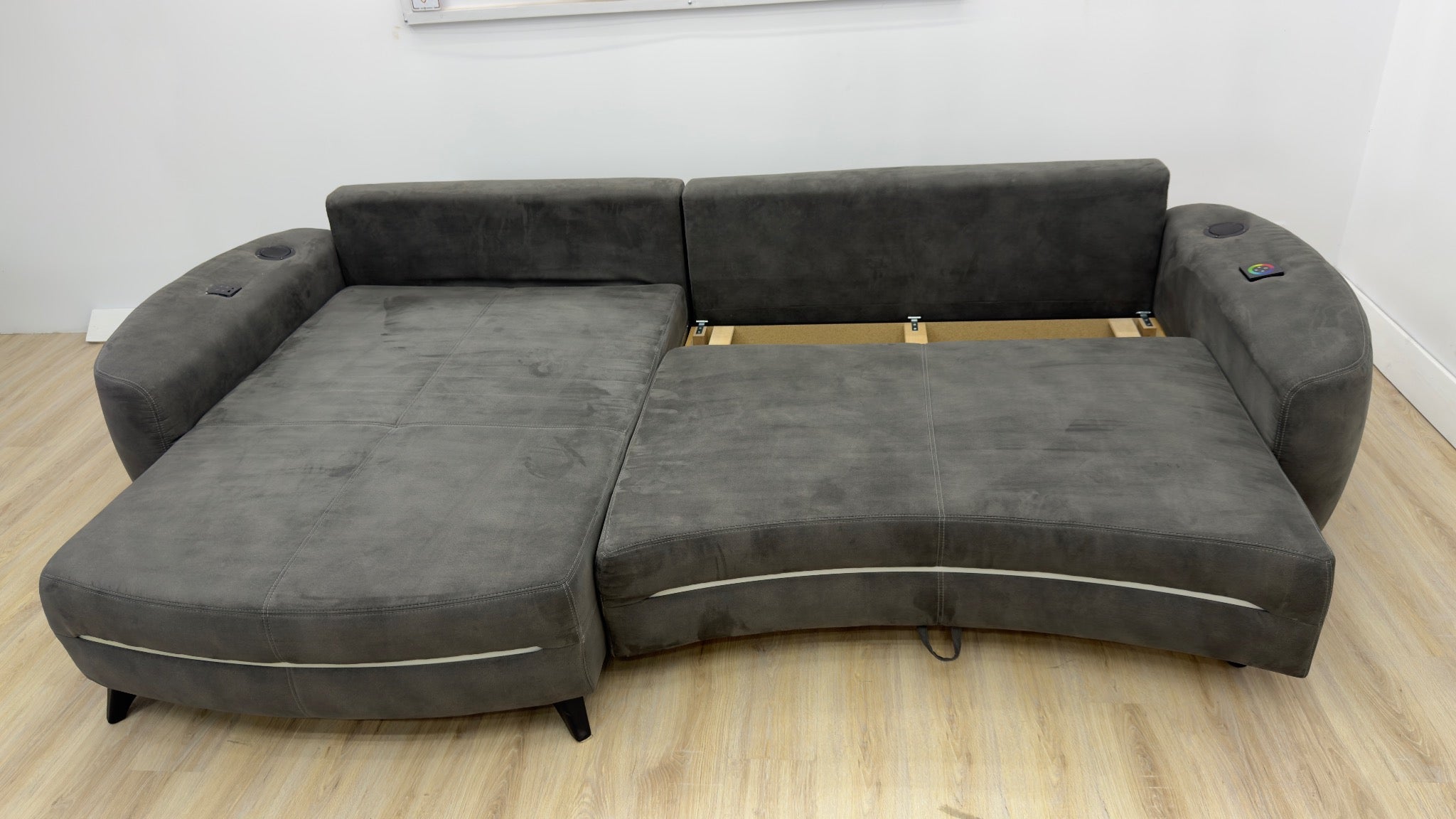 Colțar extensibil premium cu LED, boxe Bluetooth și ladă de depozitare – 335 x 185 cm